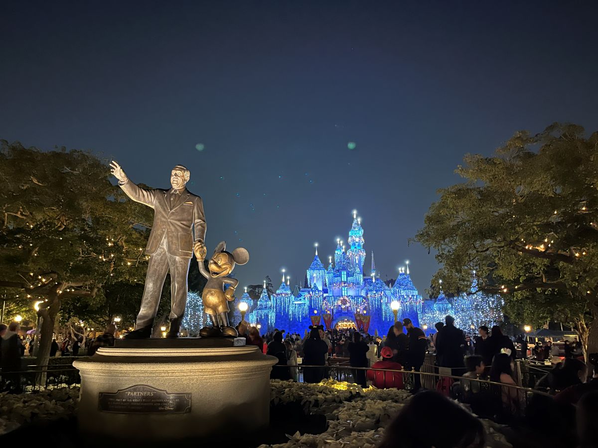 Walt Disney and Micky Mouse in front of the castle